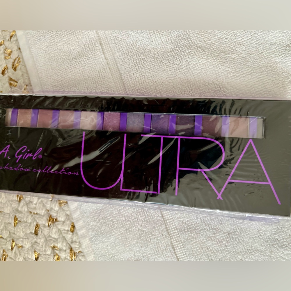 LA Girl Ultra Eyeshadow Palette - Purple and Brown Hues
